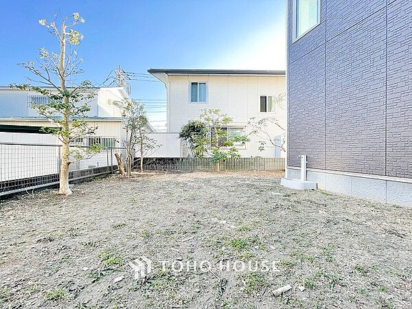 日当りの良い可愛らしいお庭。ガーデニングなどが楽しめます。