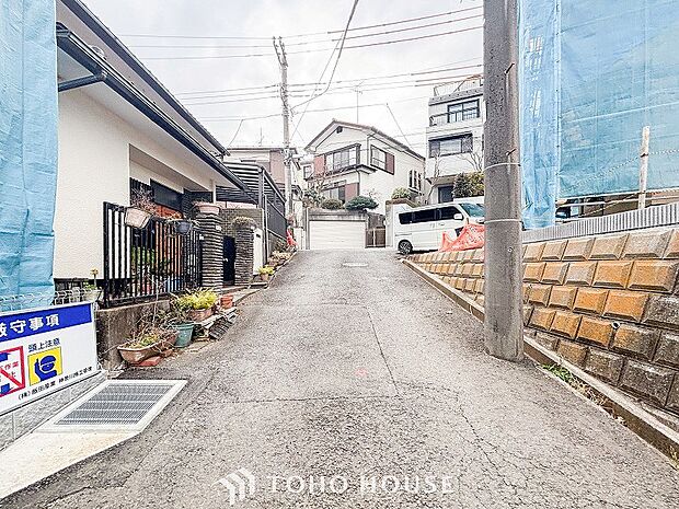 前面道路含む現地写真『快適』は「家」と「街」と「環境」が調和した時に訪れるだと改めて感じさせてくれます。