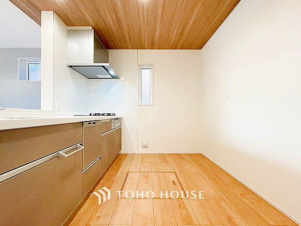 リビング全体が見渡せる配置がされ、ご家族との会話を楽しみながらお料理できます。