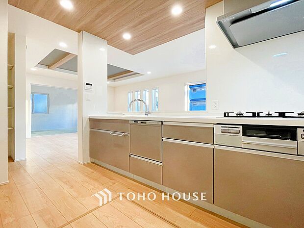 手元の収納から、足元の収納までが全てスライド式で、奥のスペースまで有効に活用できます。