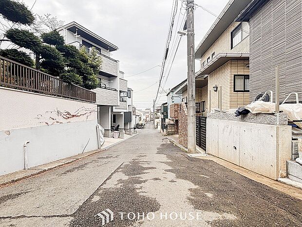 前面道路含む現地写真『快適』は「家」と「街」と「環境」が調和した時に訪れるだと改めて感じさせてくれます。