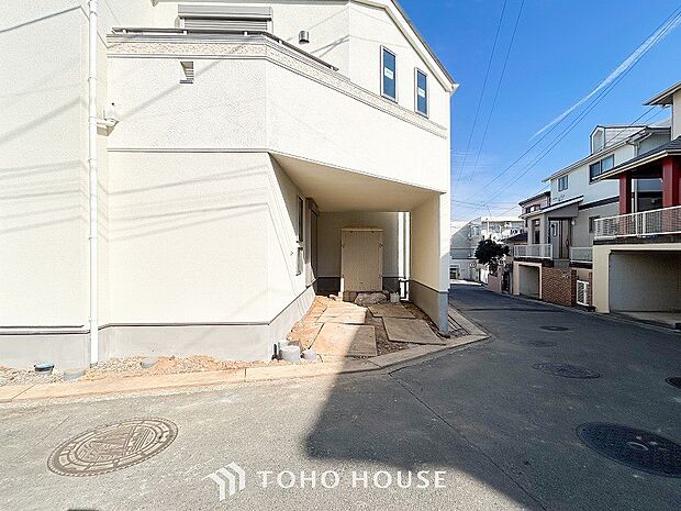 前面道路含む現地写真『快適』は「家」と「街」と「環境」が調和した時に訪れるだと改めて感じさせてくれます。