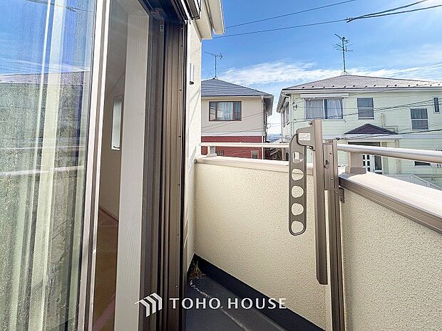 暮らしの中で光と風を演出してくれるバルコニー。