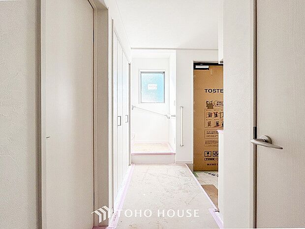 上質感漂う廊下。居住者の帰り、訪れる方を優しく迎える・安らぎに満ちた生活空間を予感させる。