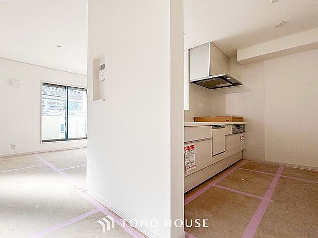 対面式キッチンのあるLDKで家族の会話が弾みます。