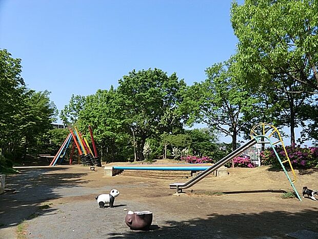 閑静な住宅街に立地する公園。高台立地のため、街並みを見晴らす美しい景色が望めます。