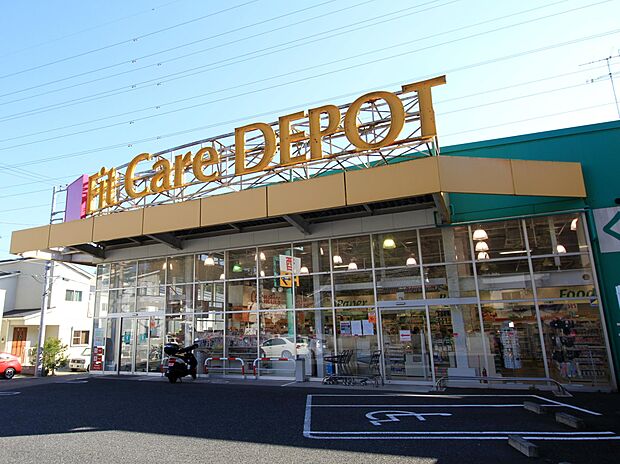 薬・化粧品だけではなく、食品や雑貨等も取り揃え、 日常の買い物がスピーディーにできる品揃えです。