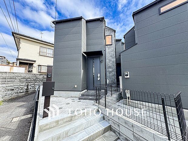 ダークなカラーの玄関ドアは重厚感があり、本邸宅に気品をプラス。重みのある外観に仕上がっています。