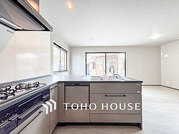 お手入れのしやすいすっきりしたシステムキッチンを採用しました。