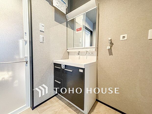 洗面台・洗面所三面鏡裏収納には化粧品や洗面用品類をすっきり整理できます。