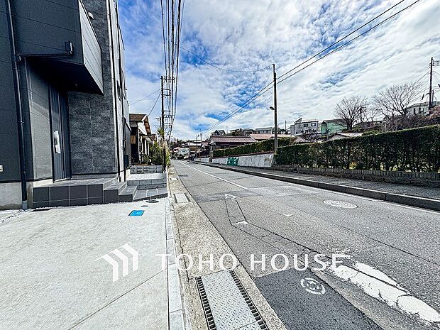 前面道路含む現地写真『快適』は「家」と「街」と「環境」が調和した時に訪れるだと改めて感じさせてくれます。