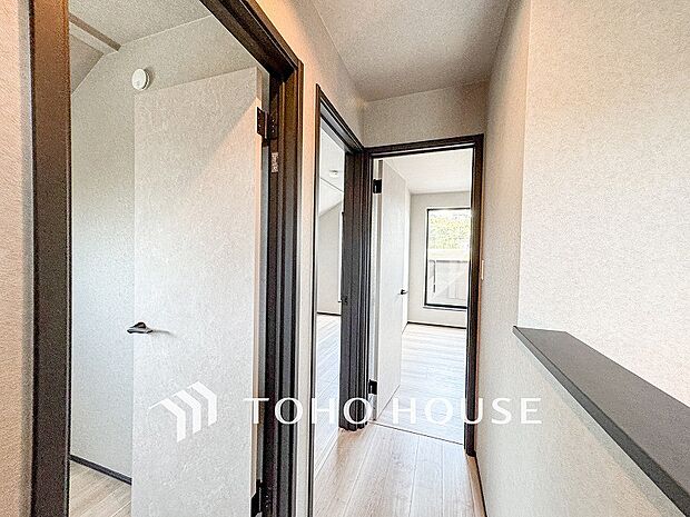 上質感漂う廊下。居住者の帰り、訪れる方を優しく迎える・安らぎに満ちた生活空間を予感させる。