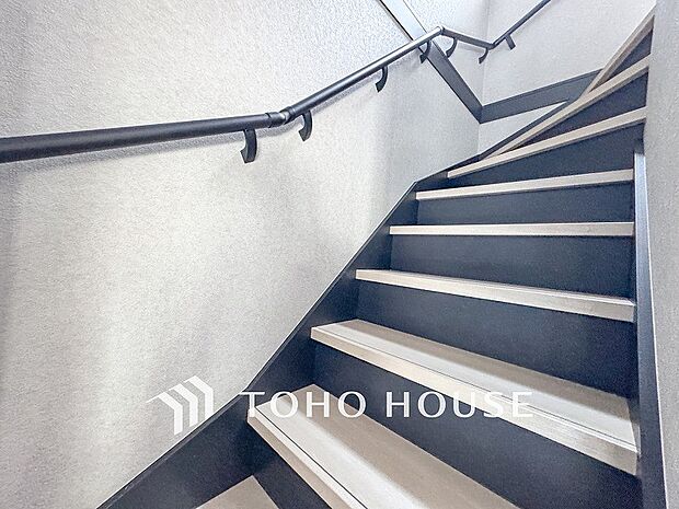 階段にはお子様やお年寄りに安心な手すりをご用意。