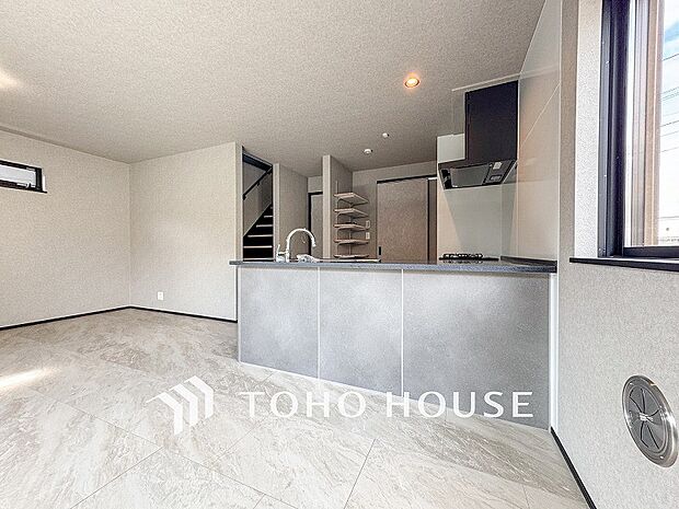 明るく開放的な空間が広がるLDK。室内には豊かな陽光が注ぎ込み、爽やかな住空間を演出。