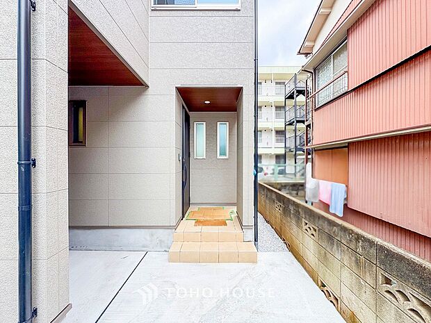 住む人や訪れる人やさしくエスコートする玄関アプローチ。