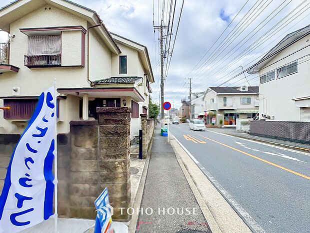 前面道路含む現地写真『快適』は「家」と「街」と「環境」が調和した時に訪れるだと改めて感じさせてくれます。