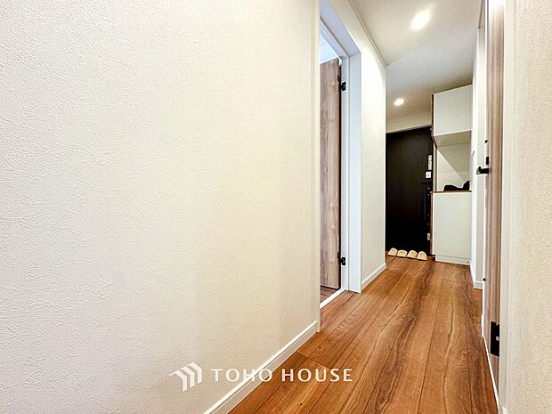 上質感漂う廊下。居住者の帰り、訪れる方を優しく迎え安らぎに満ちた生活空間を予感させます。