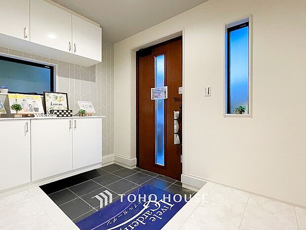 明るくコントラストのある、開放感と清潔感を兼ね備えた玄関。