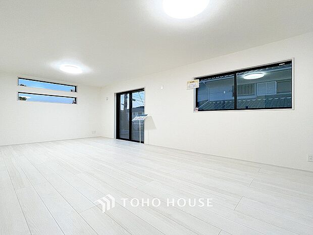 やわらかな陽射しがふりそそぎ、室内に開放感と爽快感をもたらします。