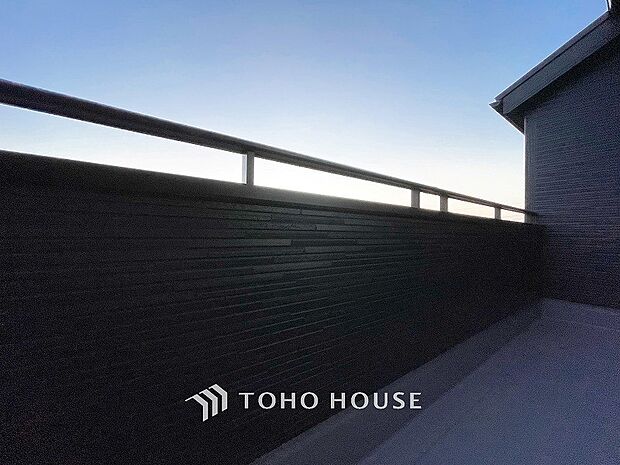 暮らしの中で光と風を演出してくれるバルコニー。のびかな景観も眺めることができます。