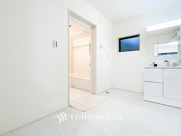 清潔感のあるカラーで統一されたプライベート空間は、身だしなみチェックや肌のお手入れに最適です。