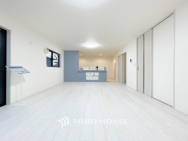 ご家族みんながゆったり寛げる広々リビング。上質な時間を育む暮らしのメインステージです。