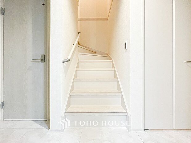 階段にはお子様やお年寄りに安心な手すりをご用意。