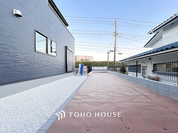 ちょっとしたお庭は、開放的な素敵な空間を演出しております。