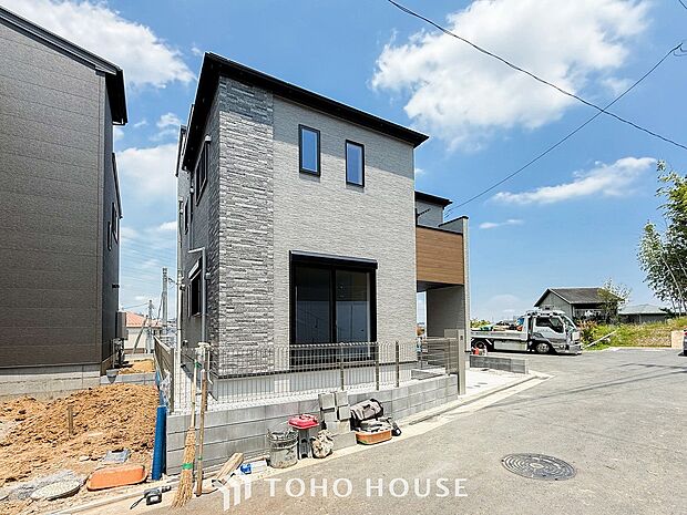 住む人を映し出す洗練された佇まいは、いつまでも輝き続けながらいつしか街の風景に溶け込んでいきます。