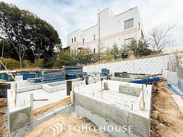 閑静な住宅街の一角、ひと時のくつろぎが生まれ、ゆっくりと愛着が育まれていきます。