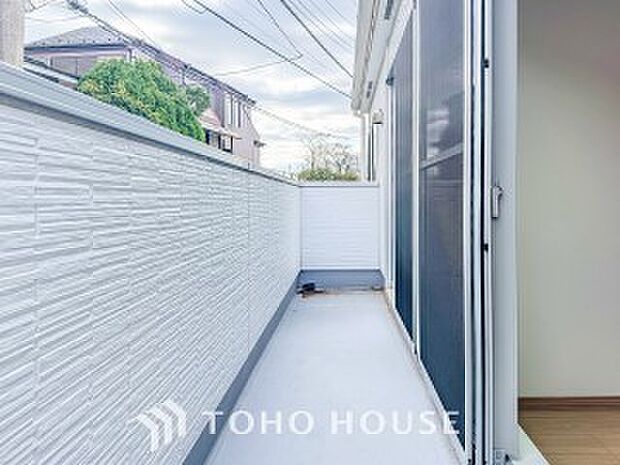 暮らしの中で光と風を演出してくれるバルコニー。