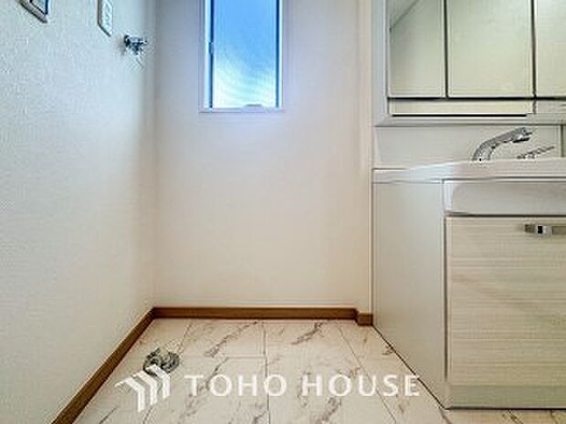 洗濯機を配置しても十分なスペースを確保しております。