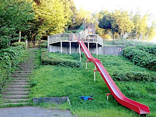 土地の特徴を活かして作られた長い滑り台のある広い公園です。緑も豊かで梅の名所としても親しまれています。
