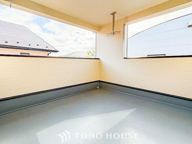 暮らしの中で光と風を演出してくれるバルコニー。