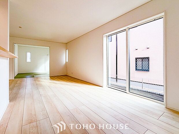 光と風があふれる開放的なリビングダイニングには自然と家族みんなが集まってきます。