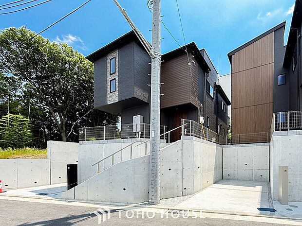 住む人を映し出す洗練された佇まいは、いつまでも輝き続けながらいつしか街の風景に溶け込んでいきます。