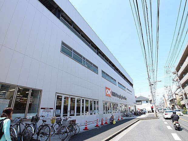 駐車場157台完備。関東圏を中心にコスパの良い商品を取り扱うと話題のお店。