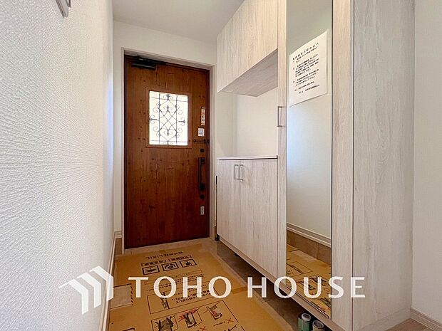 落ち着いた色を基調としていて、明るく優しい玄関となっています。