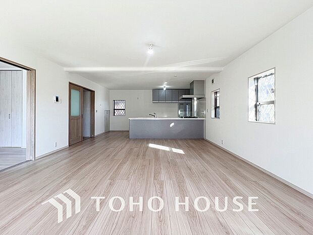 爽やかな色合いのフローリングと清潔感の溢れるクロスが明るい空間を創り出しているリビングダイニング。