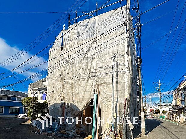 爽やかな青空の下に贅沢なほどに降り注ぐ陽光、豊かな居住性と、クオリティが見事に調和した住空間。