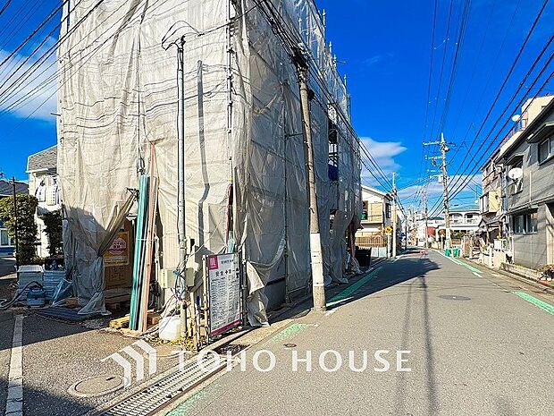 前面道路含む現地写真『快適』は「家」と「街」と「環境」が調和した時に訪れるだと改めて感じさせてくれます。