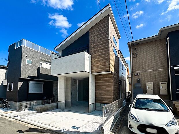 堂々たる趣ながら、主張し過ぎずどこか余裕を感じさせるシャープなフォルムで佇む邸宅。