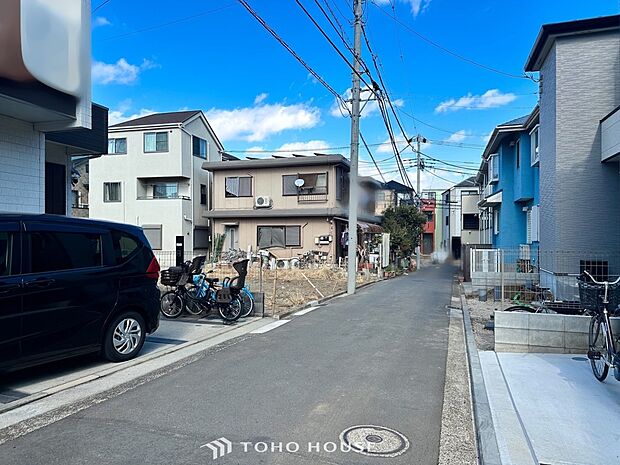 前面道路含む現地写真『快適』は「家」と「街」と「環境」が調和した時に訪れるだと改めて感じさせてくれます。
