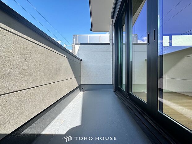 暮らしの中で光と風を演出してくれるバルコニー。