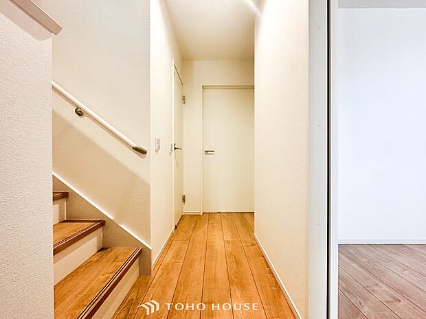 上質感漂う廊下。居住者の帰り、訪れる方を優しく迎える・安らぎに満ちた生活空間を予感させる。