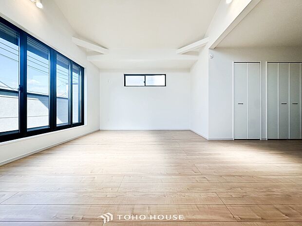 家族と過ごすひと時を溢れる光が優しく包み込むリビングダイニング。