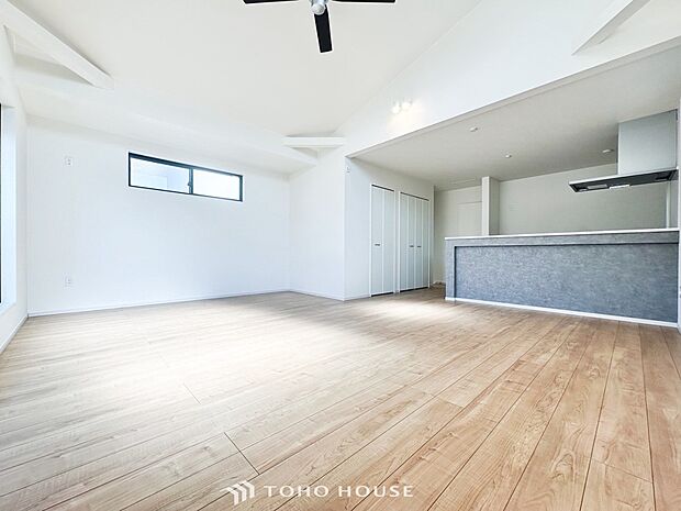 対面式キッチンのあるLDKで家族の会話が弾みます。