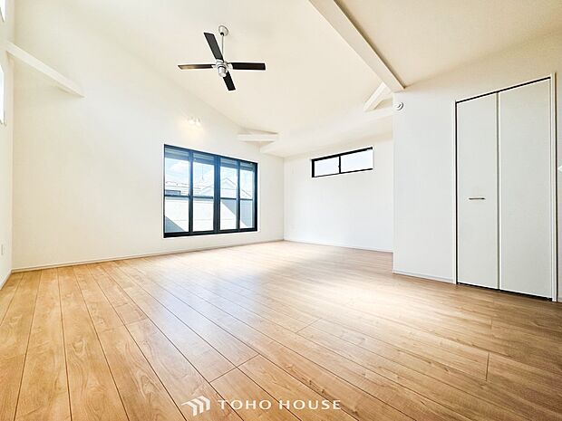 明るく開放的な空間が広がるLDK。室内には豊かな陽光が注ぎ込み、爽やかな住空間を演出。