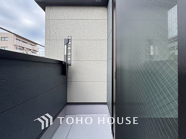 暮らしの中で光と風を演出してくれるバルコニー。