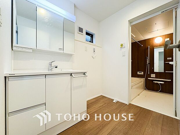 清潔感のあるプライベート空間は、身だしなみチェックや肌のお手入れに最適です。